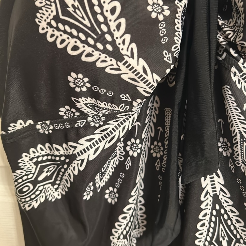 Black White Floral Print Swimsuit Top Removable Pads Adjustable Straps Size XXXL - Picture 3 of 8